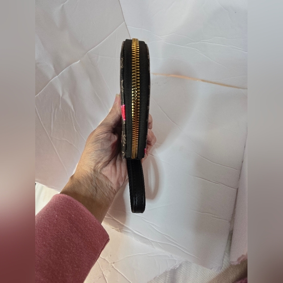 Juicy Couture Black Heart Wristlet Coin Pouch - Picture 3 of 8